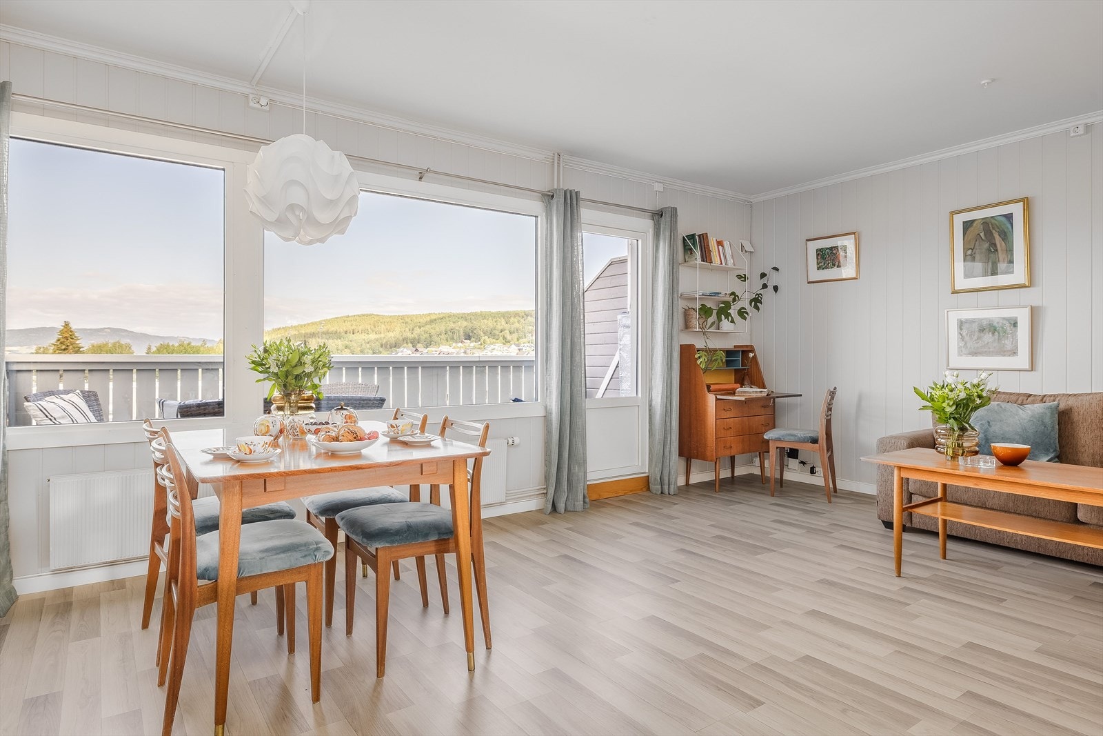 Her bor du høyt og fritt med store vindusflater som slipper inn masse lys, samtidig som det er lite innsyn og flott utsikt. Galleribilde