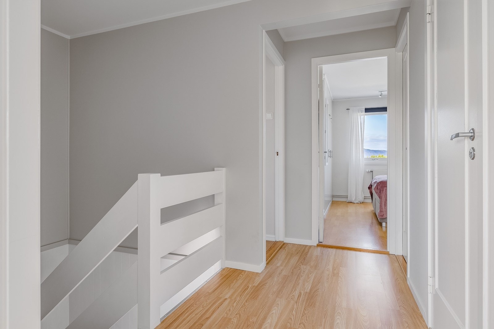 I byggets toppetasje har du 3 soverom, bad/vaskerom, toalettrom og bod/garderobe. Galleribilde