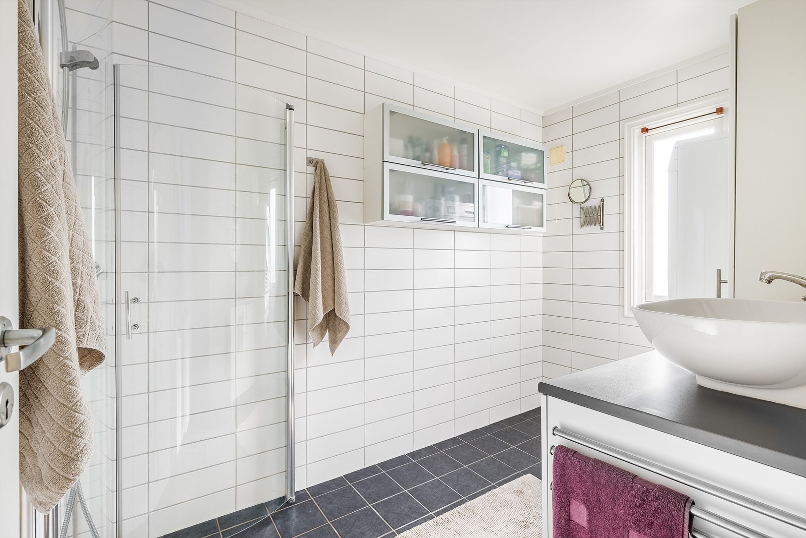 Leiligheten har et lyst og moderne baderom som ble pusset opp i 2008. Baderommet har mørke fliser på gulv med gulvvarme, hvite fliser på veggene og mekanisk avtrekk. Galleribilde