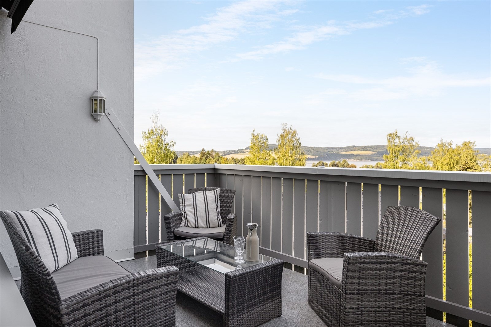 Fra stuen har du utgang til en stor og flott balkong på 14m² med deilig kveldssol og flott Mjøsutsikt. Galleribilde