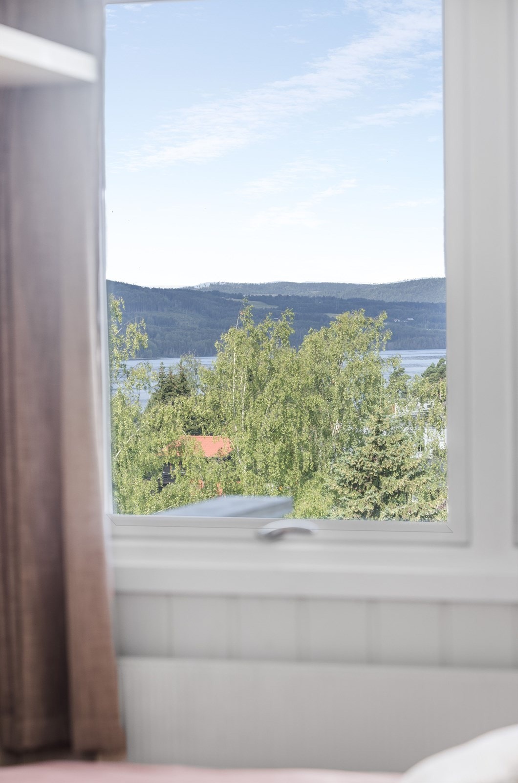 Også dette soverommet har stor vindusflate som åpner opp for den flotte utsikten. Galleribilde