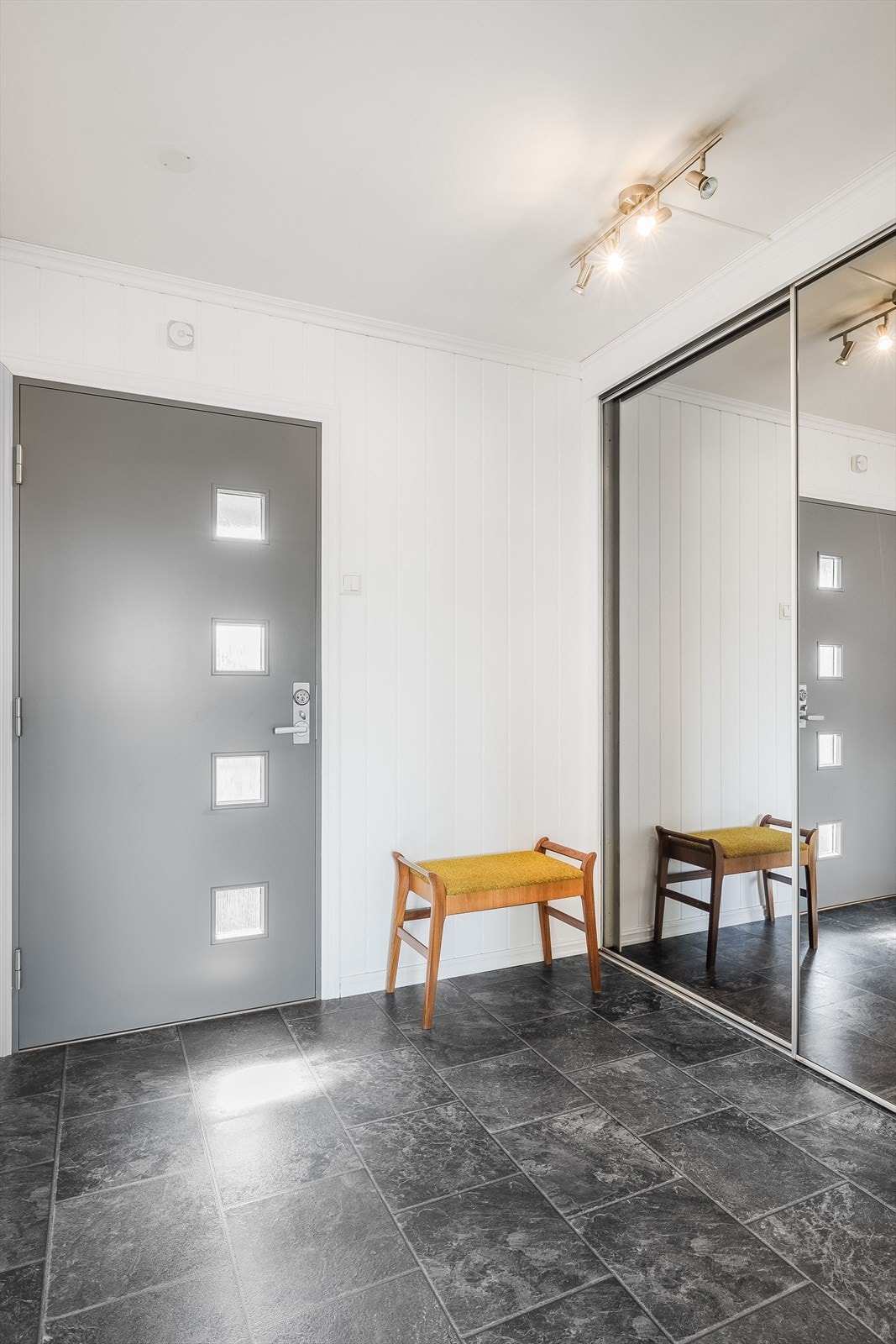 Når du entrer leiligheten kommer du inn i en lys og praktisk entré. Galleribilde