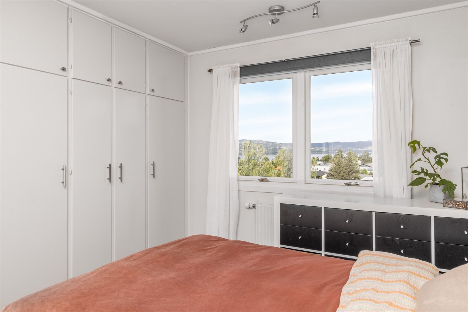 På soverommet har du plass til dobbeltseng med tilhørende nattbord, samt god oppbevaringsplass i plassbygde garderobeskap. Galleribilde
