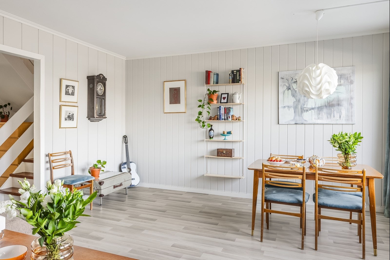 Leiligheten har en god planløsning med fine oppholdsrom i hovedetasjen, og med 3 soverom, bad og toalettrom i byggets toppetasje. Galleribilde