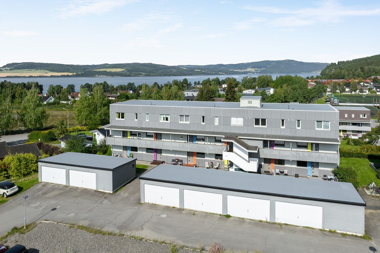 I tillegg disponerer leiligheten en kjellerbod på ca. 2m² og en garasjeplass på ca. 13m² med elbil-lader i felles garasjeanlegg. Galleribilde