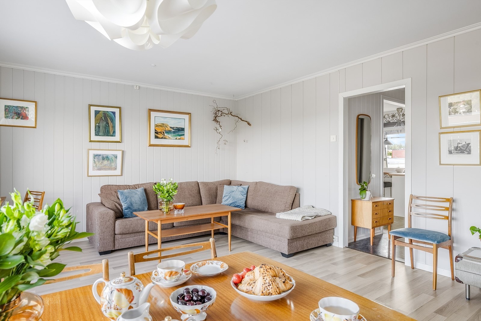 Stuen har god og moderne standard med laminatgulv fra 2018 og lysmalte overflater. Galleribilde