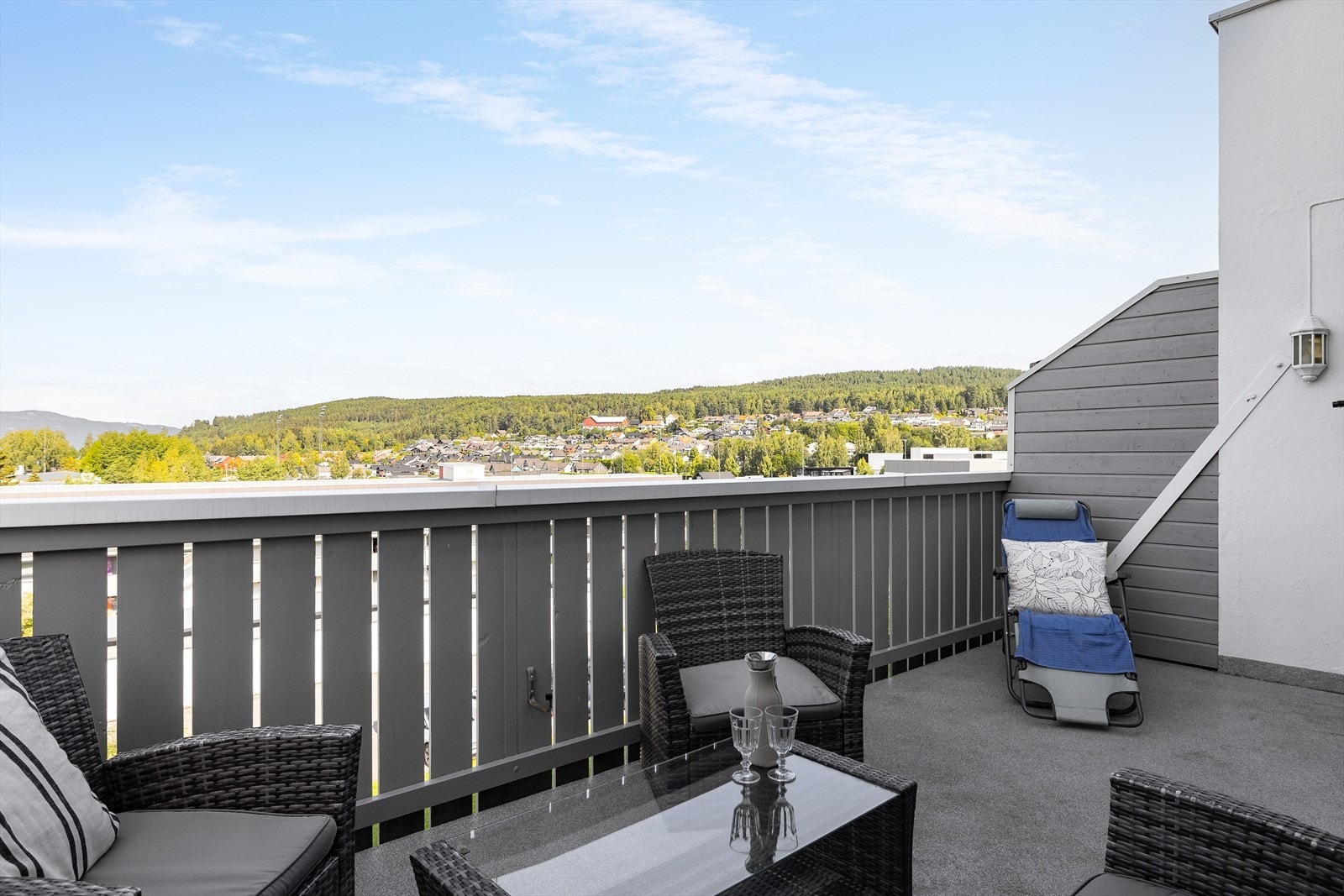 På balkongen har du god plass til sittegrupper etter eget ønske og behov. Det er også montert markise, utebelysning og stikkontakt. Galleribilde