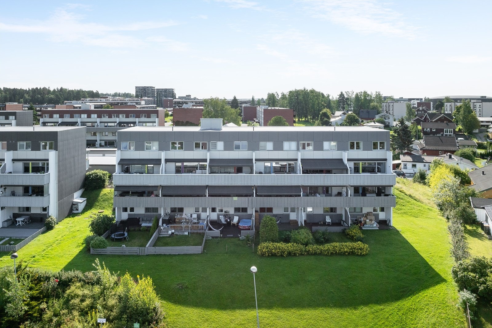 Leiligheten har en fin og barnevennlig beliggenhet på Hamar vest med kort gange til barnehager, skoler, butikker m.m. For deg som er glad i tur og friluftsliv har du både Furuberget og Mjøsa en liten spasertur fra leiligheten. Galleribilde