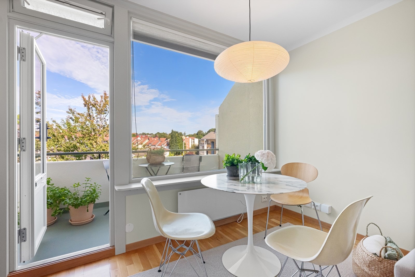 Leiligheten er nyoppusset, arealeffektiv og lettstelt. Den ligger flott til i 4. etasje med herlig balkong, utsikts- og solforhold Galleribilde