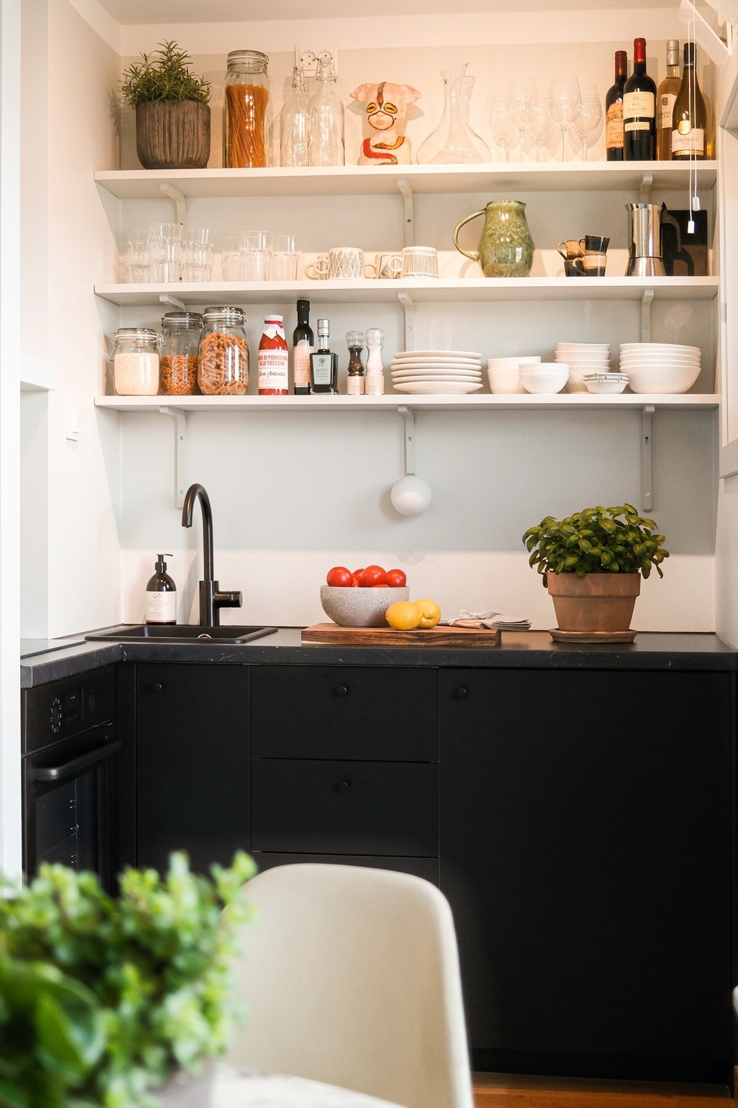 Pent og innholdsrikt, nytt IKEA kjøkken med trendy utforming Galleribilde