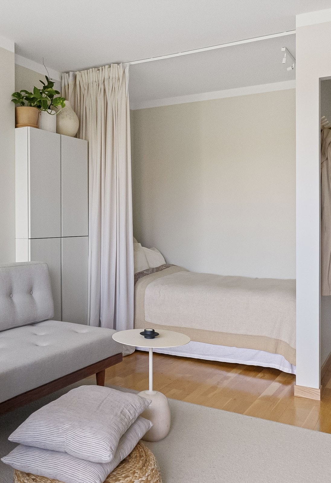 Koselig og praktisk sovealkove med nymontert romdeler (gardiner + skinne) Galleribilde