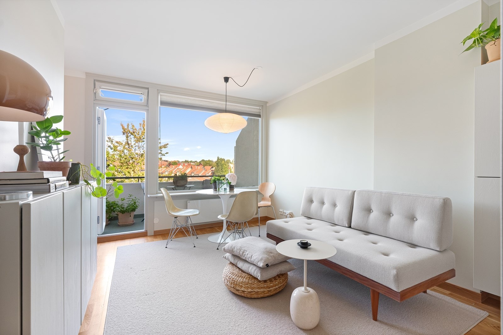 Eiendomsmegler 1 v/ Tone W. Fredriksen presenterer denne innbydende og flotte topp-leiligheten i Leif Dietrichsons Gate 18 Galleribilde