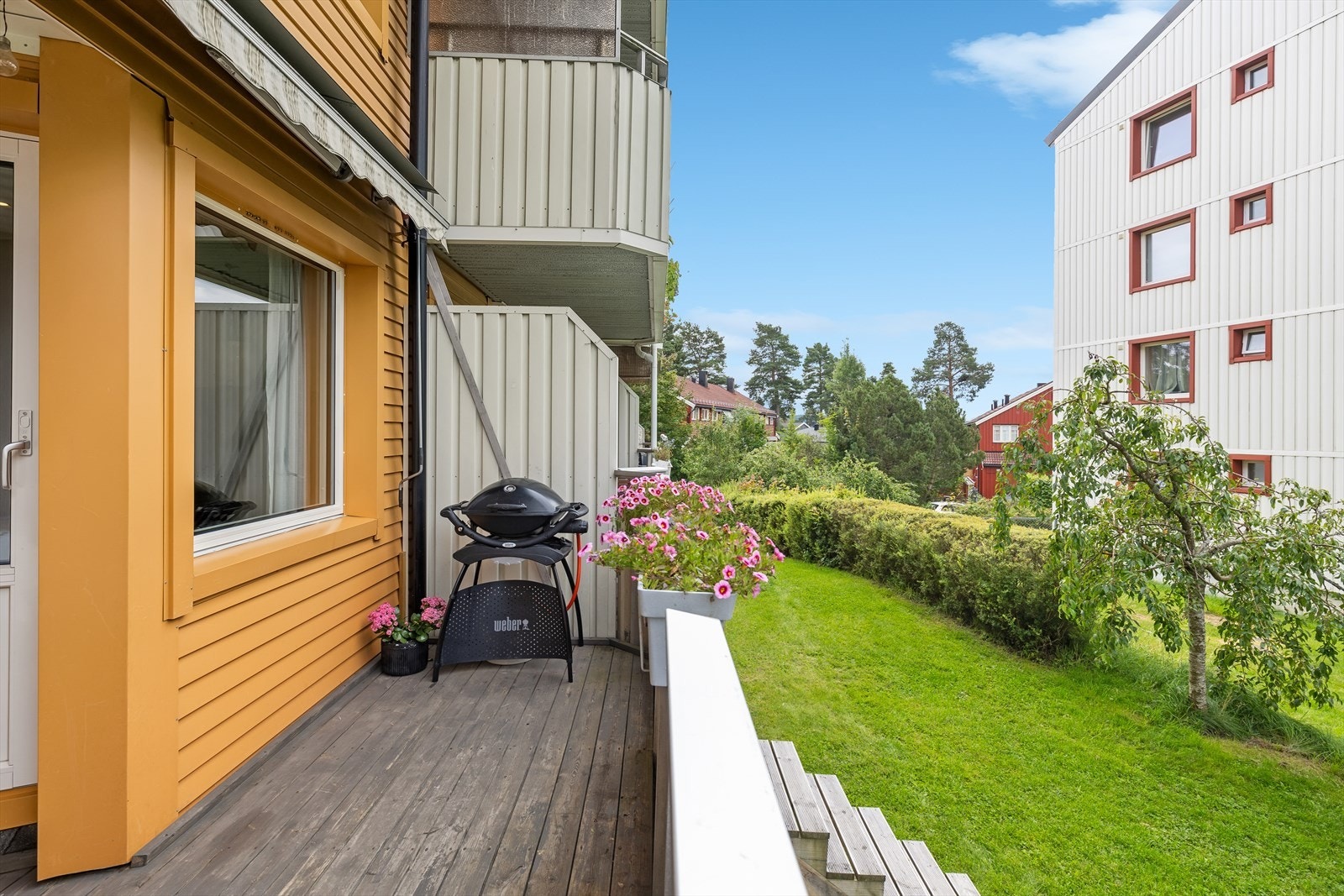 Du har også en egen trapp fra balkongen og ned på bakkeplan, perfekt for å slippe barna ut på gresset utenfor. Galleribilde