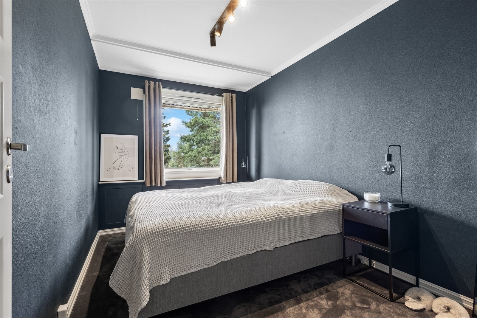 Hovedsoverommet er malt i en dyp blåtone, og har vindu vendt ut mot fellesarealene. Galleribilde