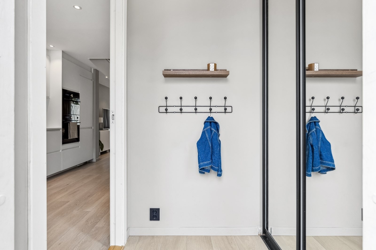 Velkommen inn! Boligen har et lyst og innbydende inngangsparti med skyvedørsgarderobe. Galleribilde