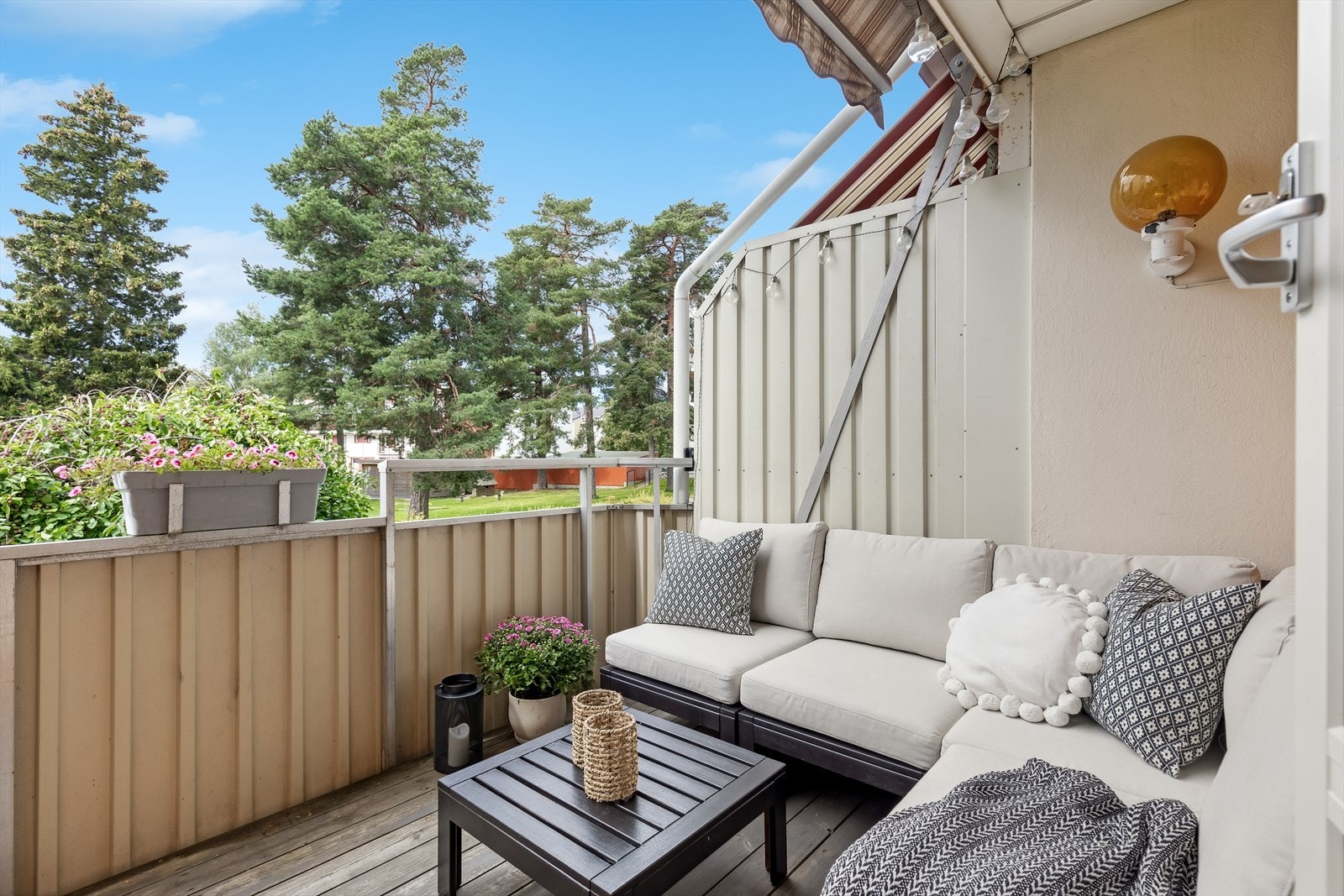 Fra balkongen er det hyggelig utsyn over borettslagets frodige fellerarealer. Galleribilde