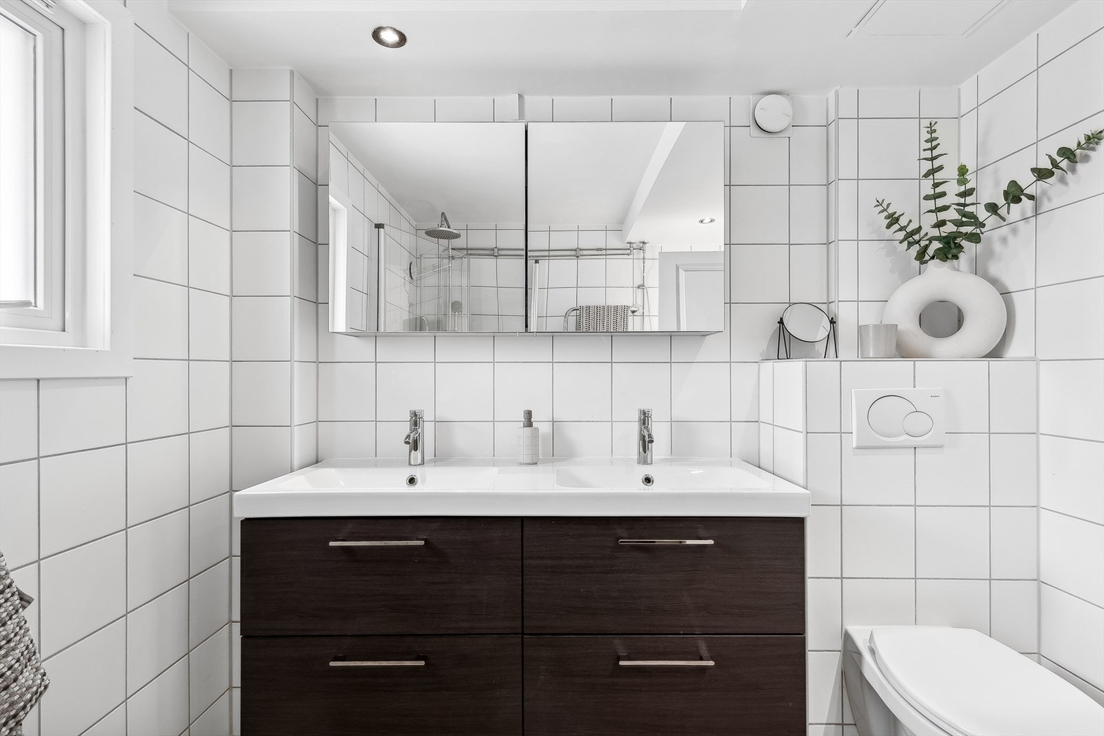 Ellers har rommet vegghengt toalett og en stor, dobbel servant med gode oppbevaringsmuligheter. Her får du garantert en behagelig start på dagen! Galleribilde