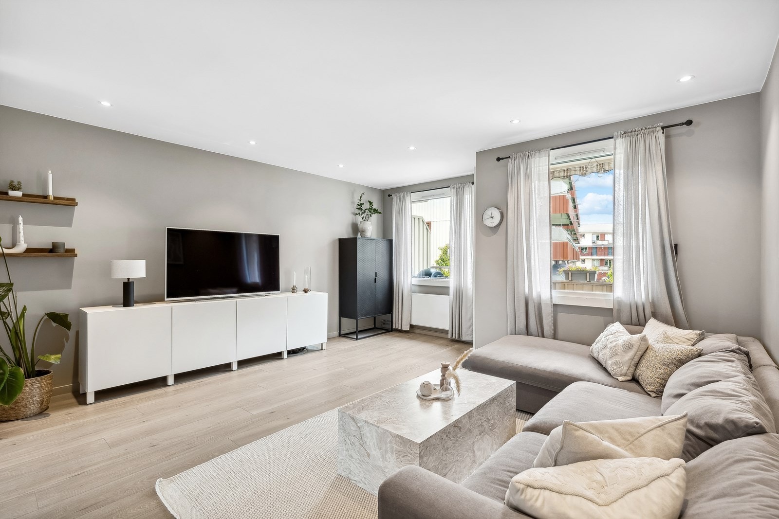 Stuedelen er av god størrelse. Her får du enkelt plass til en større sofagruppe, mediemøbel og diverse øvrig inventar. Galleribilde