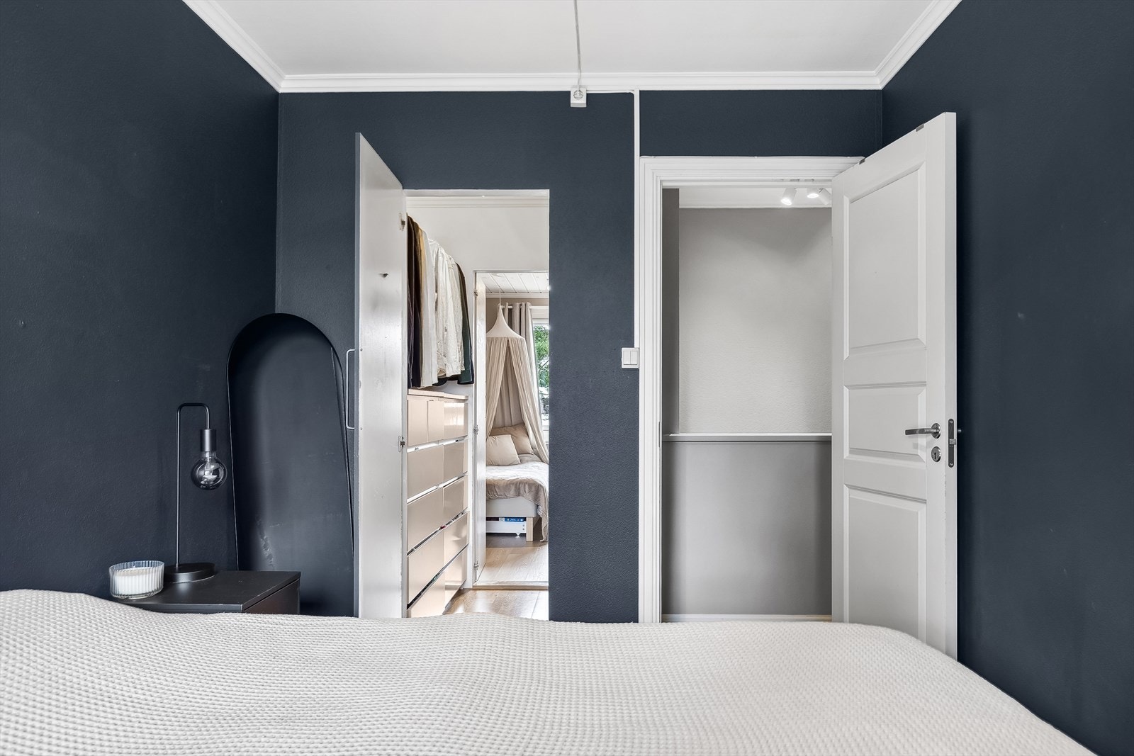 Her er det også en praktisk gjennomgående walk-in garderobe. Galleribilde