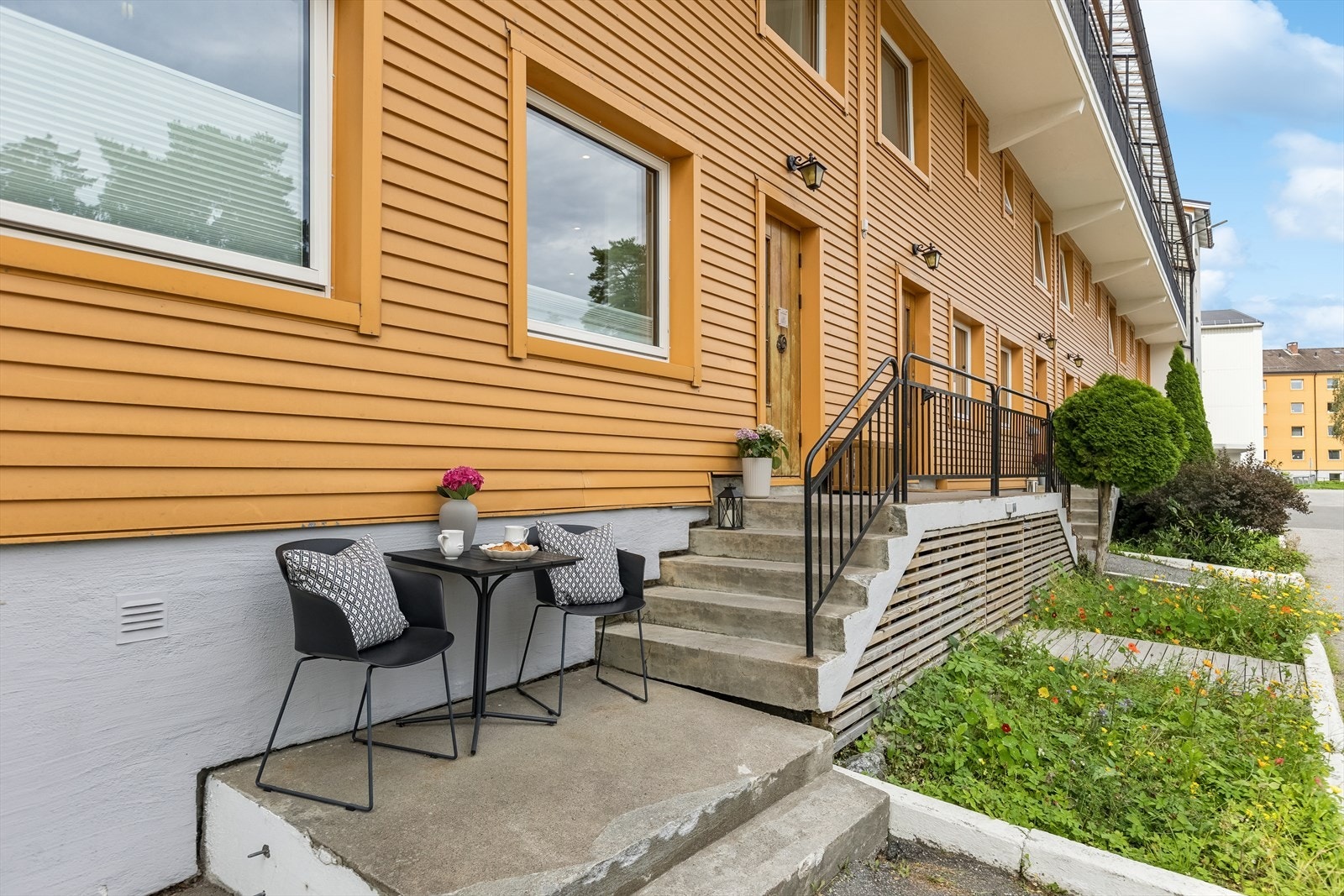 Dette er en leilighet over to plan med skikkelig rekkehusfølelse. Boligen har egen inngang, og en koselig avsats med morgensol. Et perfekt sted å nyte morgenkaffen! Galleribilde
