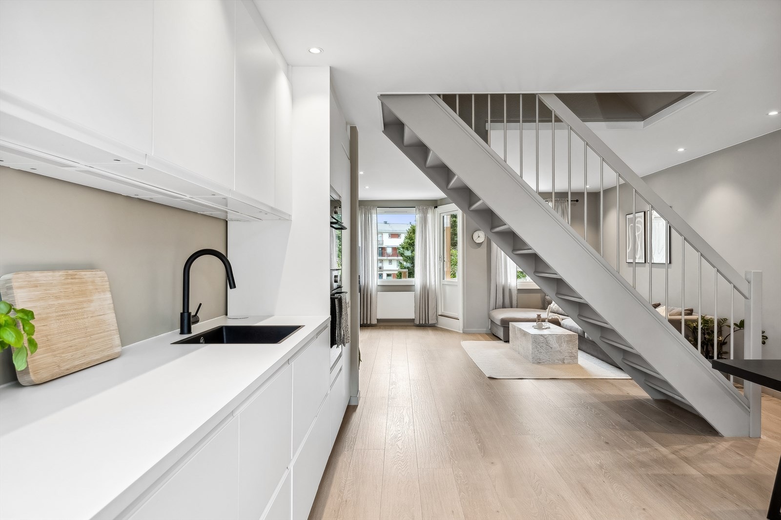 Her er det rikelig med både skap- og benkeplass! Galleribilde