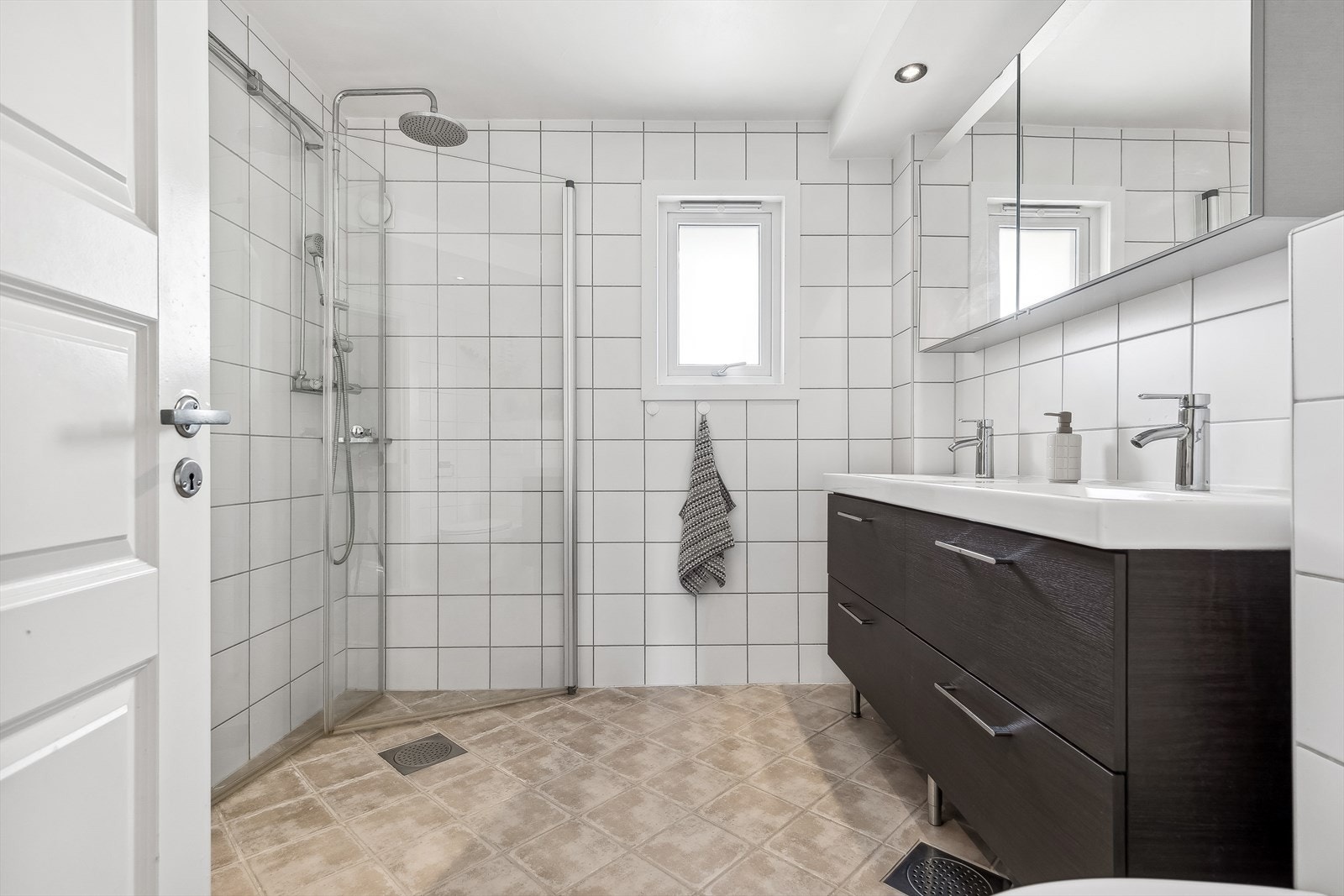 Badet er av god størrelse. Det har pene, flislagte overflater og varmekabler i gulvet. Det ble pusset opp i regi av borettslaget i 2008. Galleribilde