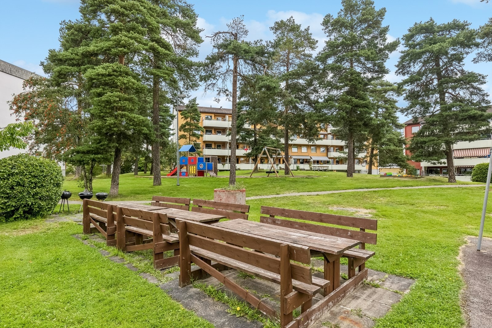 Borettslaget har pent opparbeidede fellesarealer med store gressplener, trær, naturtomt og lekeplasser for de små. Galleribilde