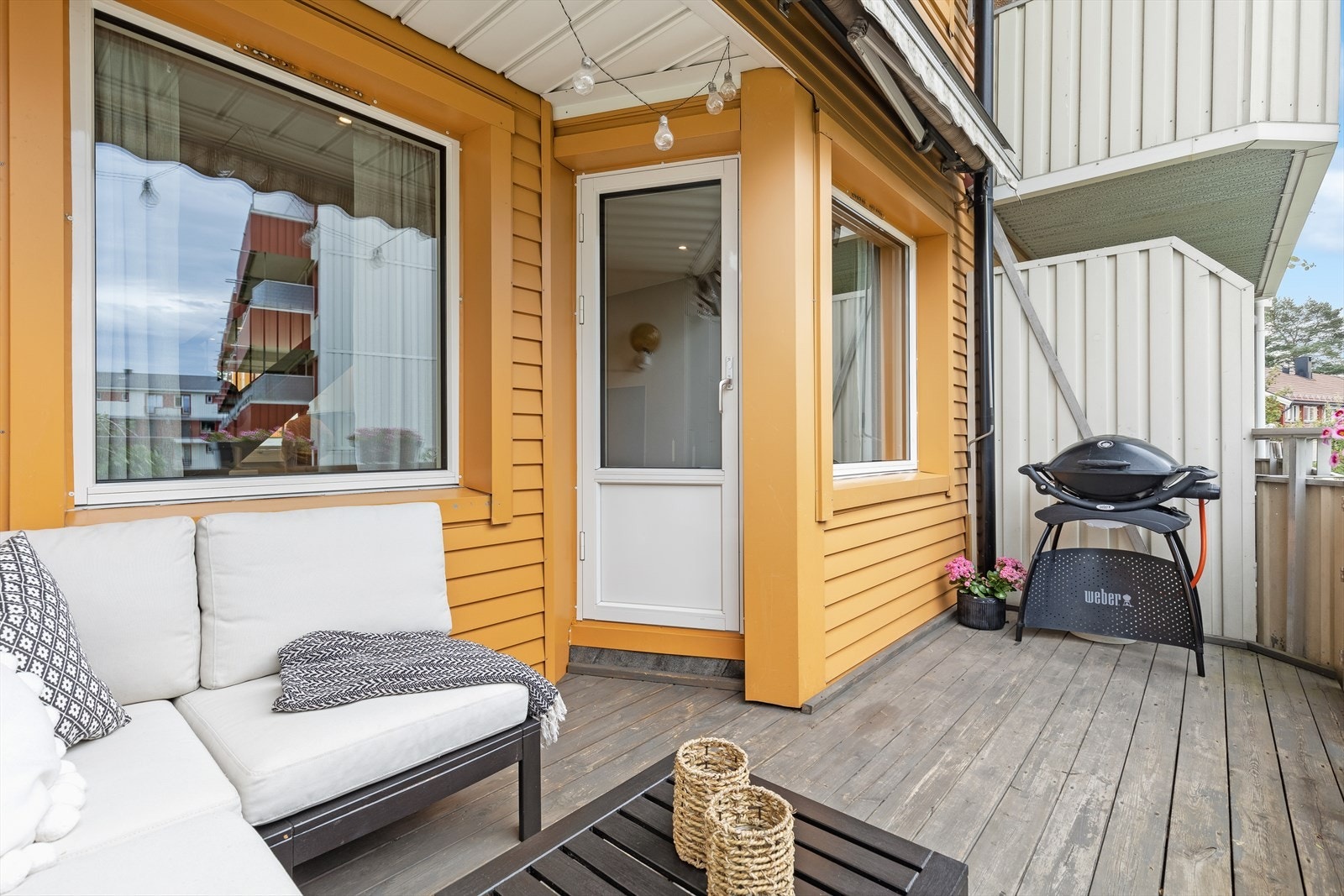 Balkongen har meget gode solforhold store deler av dagen. Galleribilde