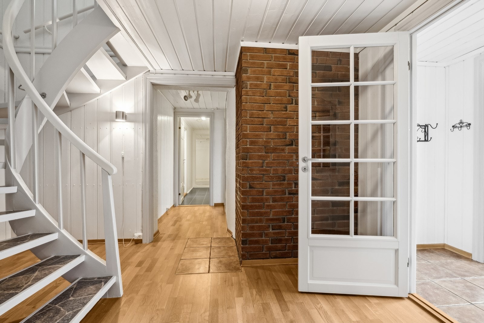 I boligens kjeller finner du entrè, toalettrom, gang og flere innvendige boder. Galleribilde