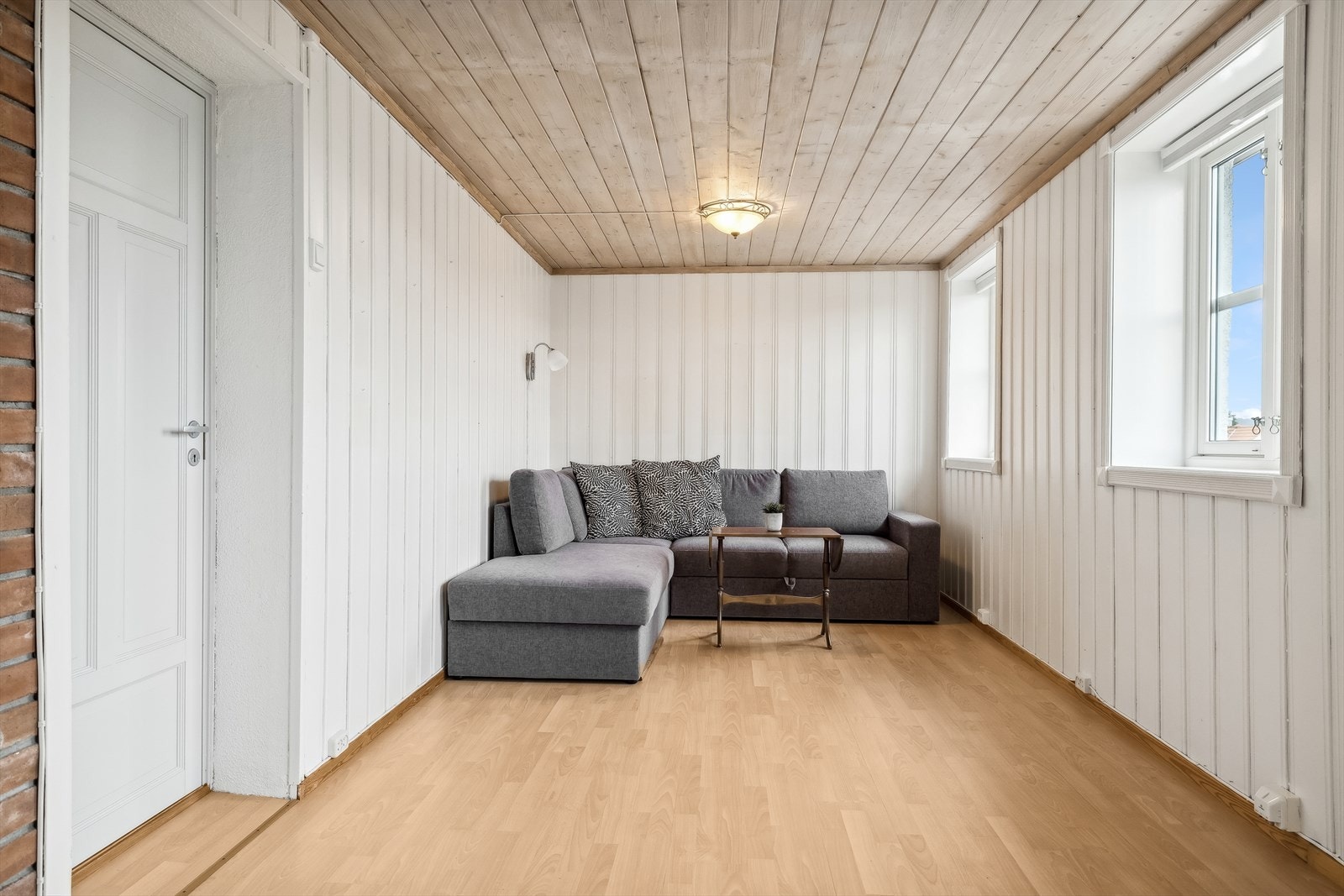 Tilleggsdel innredet som kjellerstue er ikke godkjent, se mer informasjon under punkt "Ferdigattest". Galleribilde