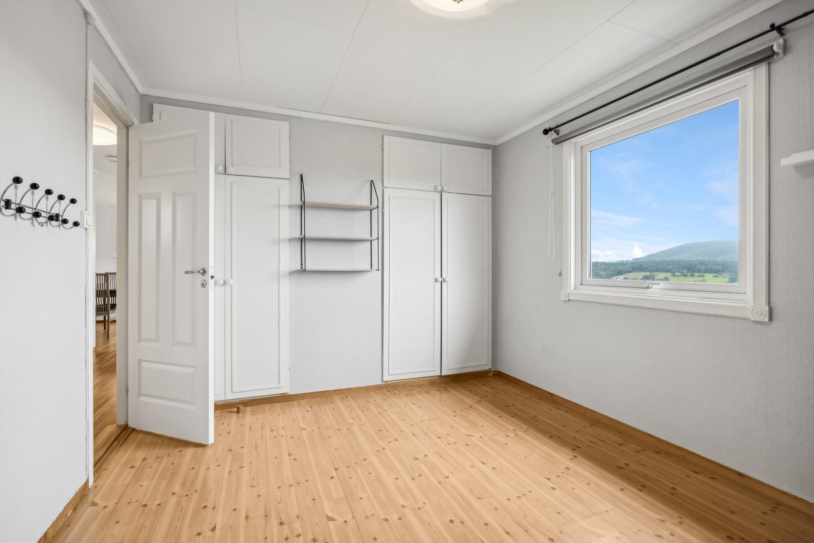 Soverommene har god plass til ønsket soveromsmøblement og garderobe. Galleribilde