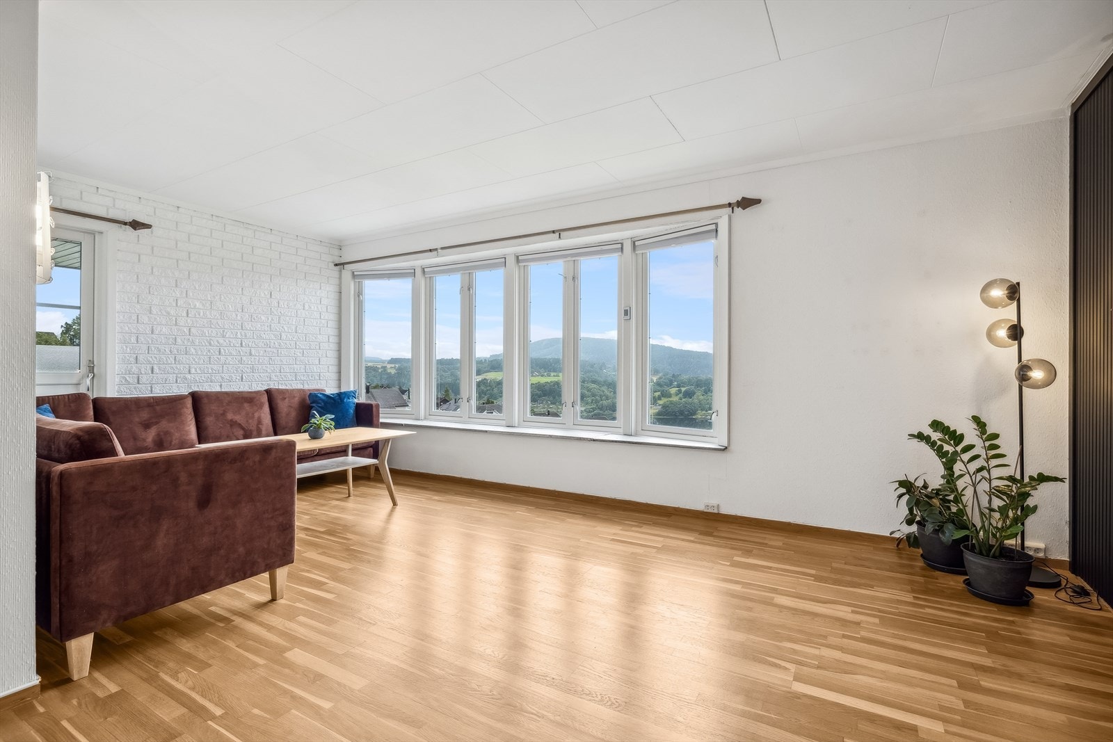 Stuen er av god størrelse og fremstår som et lyst og pent oppholdsrom. Galleribilde