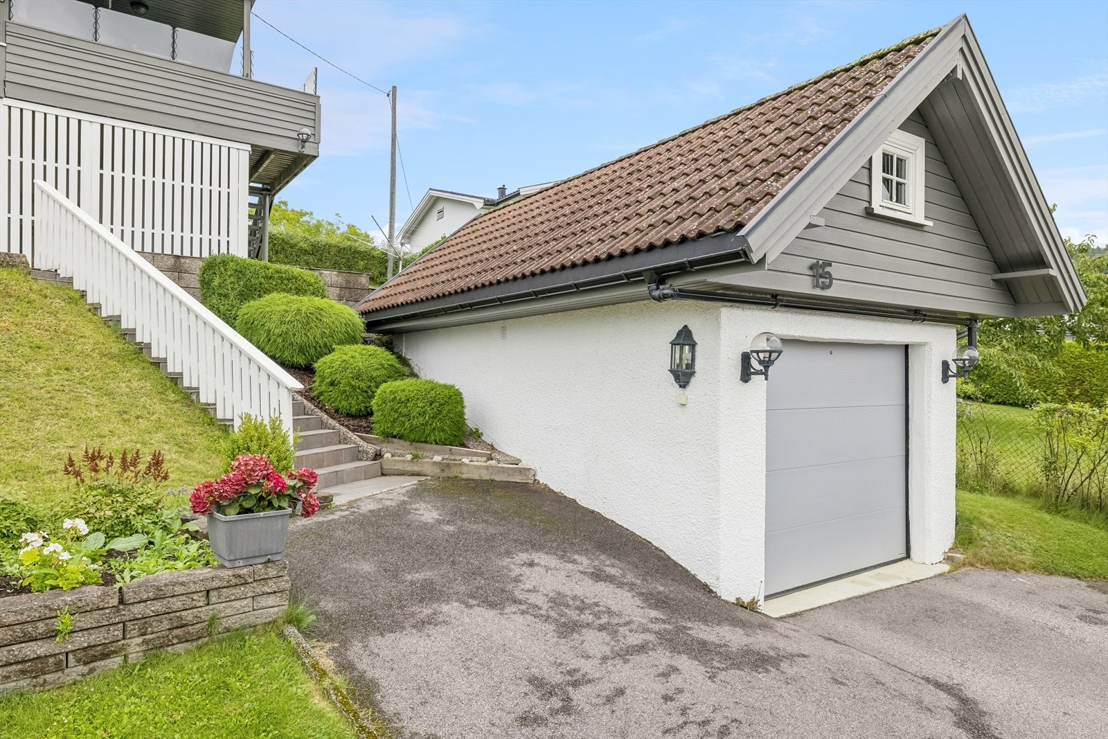 Parkering i garasje og eget gårdsrom. Galleribilde