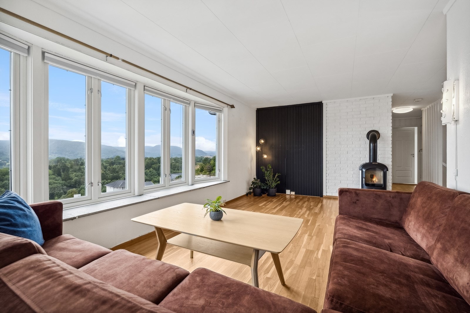 I boligens 1. etasje finner du en lys og romslig stue, et stort og innholdsrikt kjøkken, baderom, gang og 3 gode soverom. Galleribilde