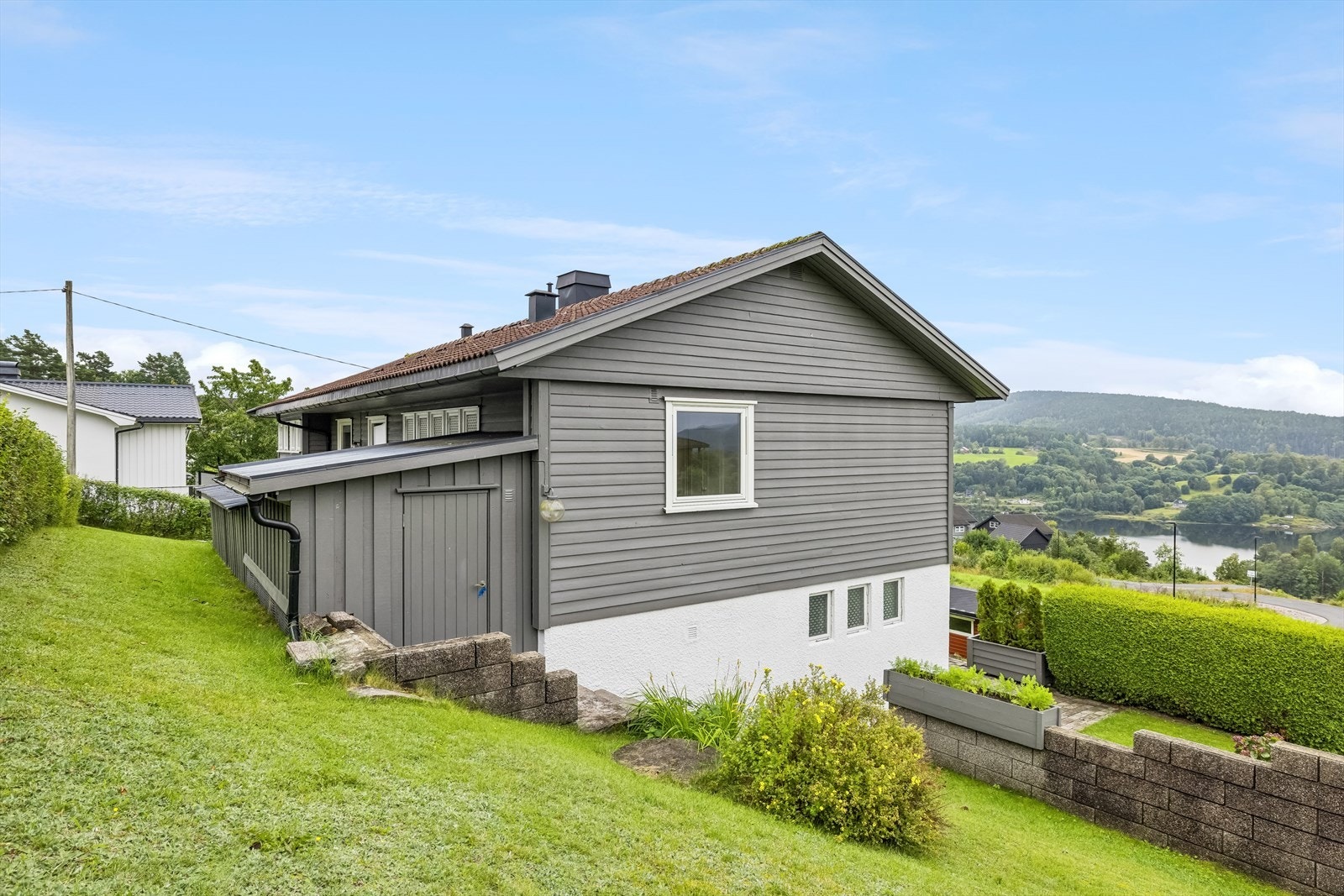 Tomten og uteområdet er av god størrelse og er pent opparbeidet i ulike soner. Galleribilde