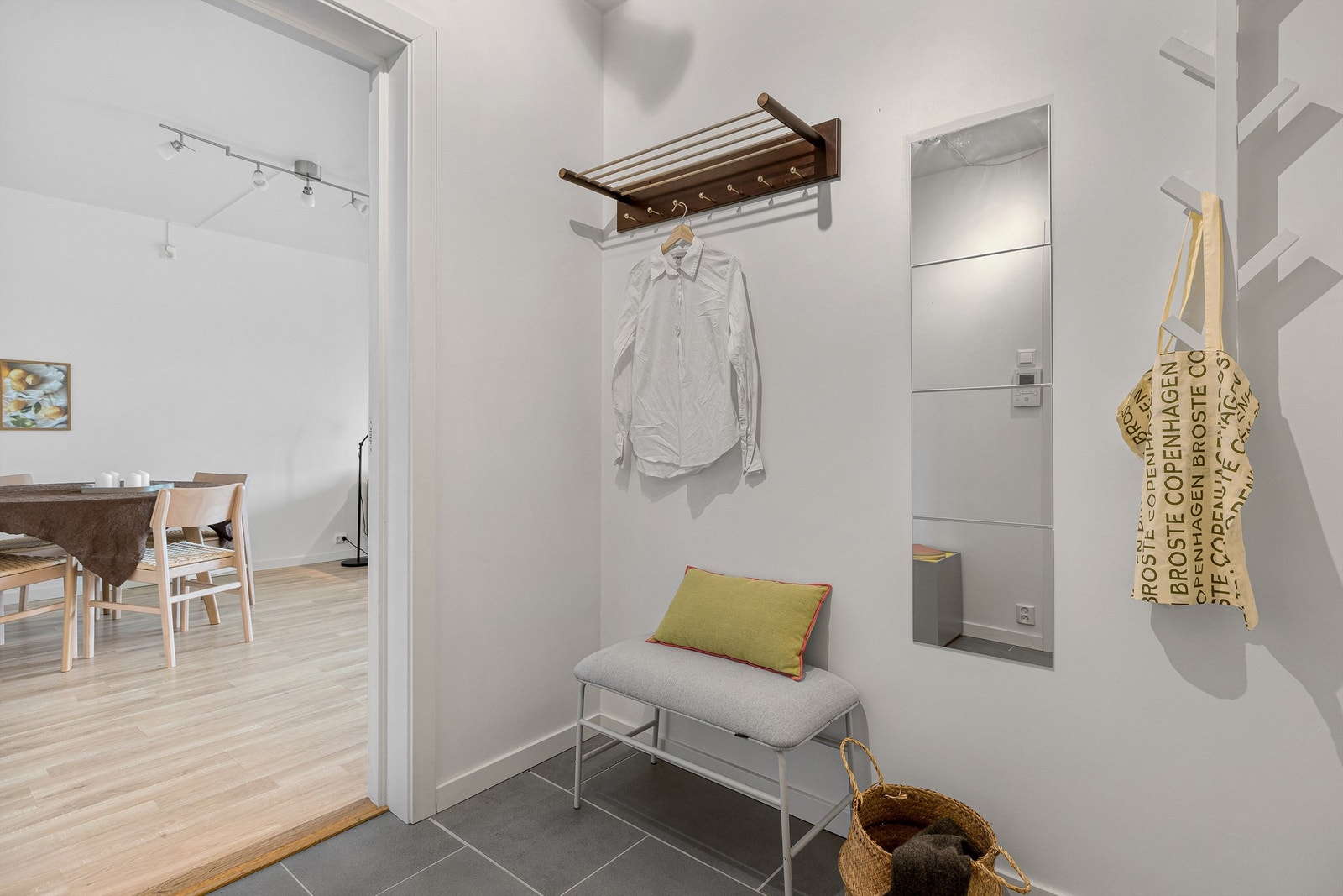 Flislagt gulv i entré. God plass til å henge fra seg yttertøy og sko. Galleribilde