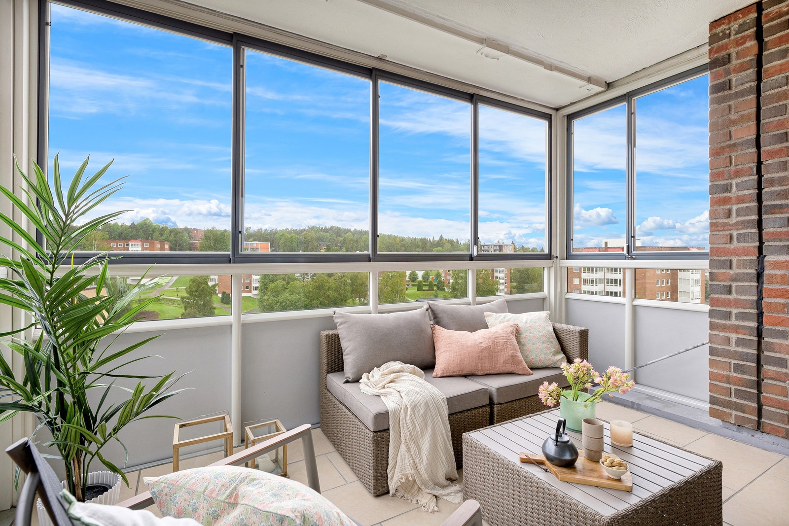 Den innglassede balkongen kan bli en del av stuen på varmere dager. Galleribilde