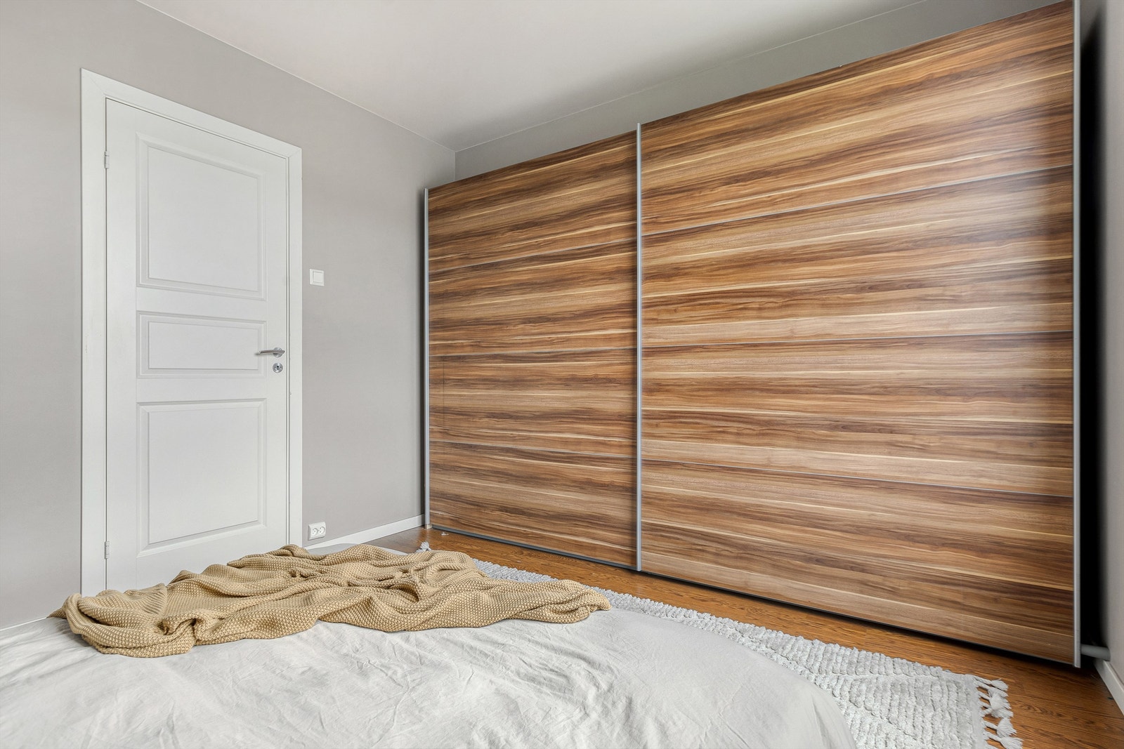 Stort garderobeskap med skyvedør for oppbevaring. Galleribilde