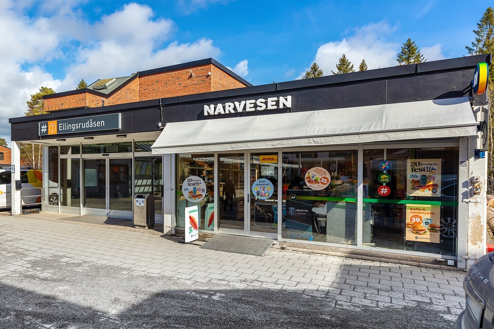 Området gir mulighet for offentlig kommunikasjon via buss og T-bane, hvorav nærmeste holdeplass er Ellingsrud T-bane og ligger ca. 8 minutter fra boligen. Galleribilde