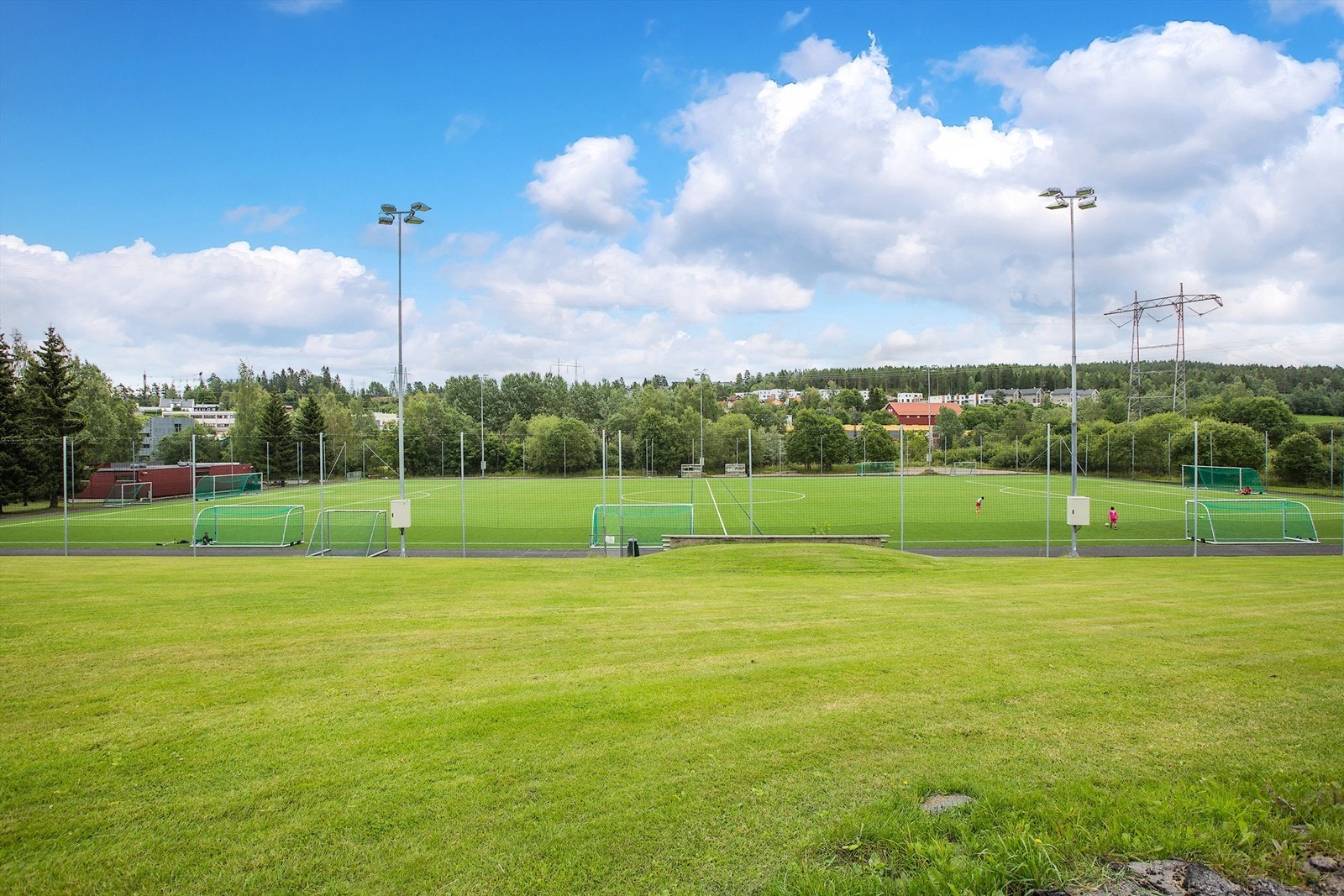 Området har kort gangavstand til Østmarka med badevann, turstier, sykkelveier, lysløyper og skiløyper mot Mariholtet, noe som gir gode rekreasjonsmuligheter både sommer og vinter. Galleribilde