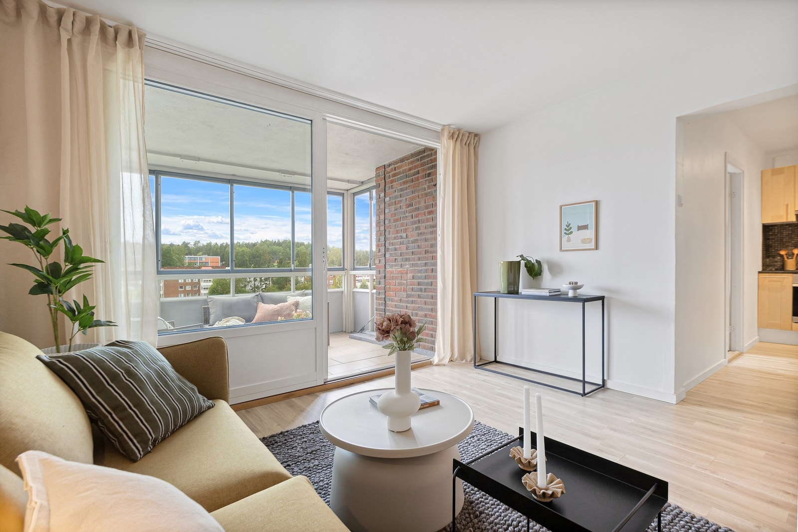 Stor skyvedør ut til balkongen gjør rommet enda større! Galleribilde