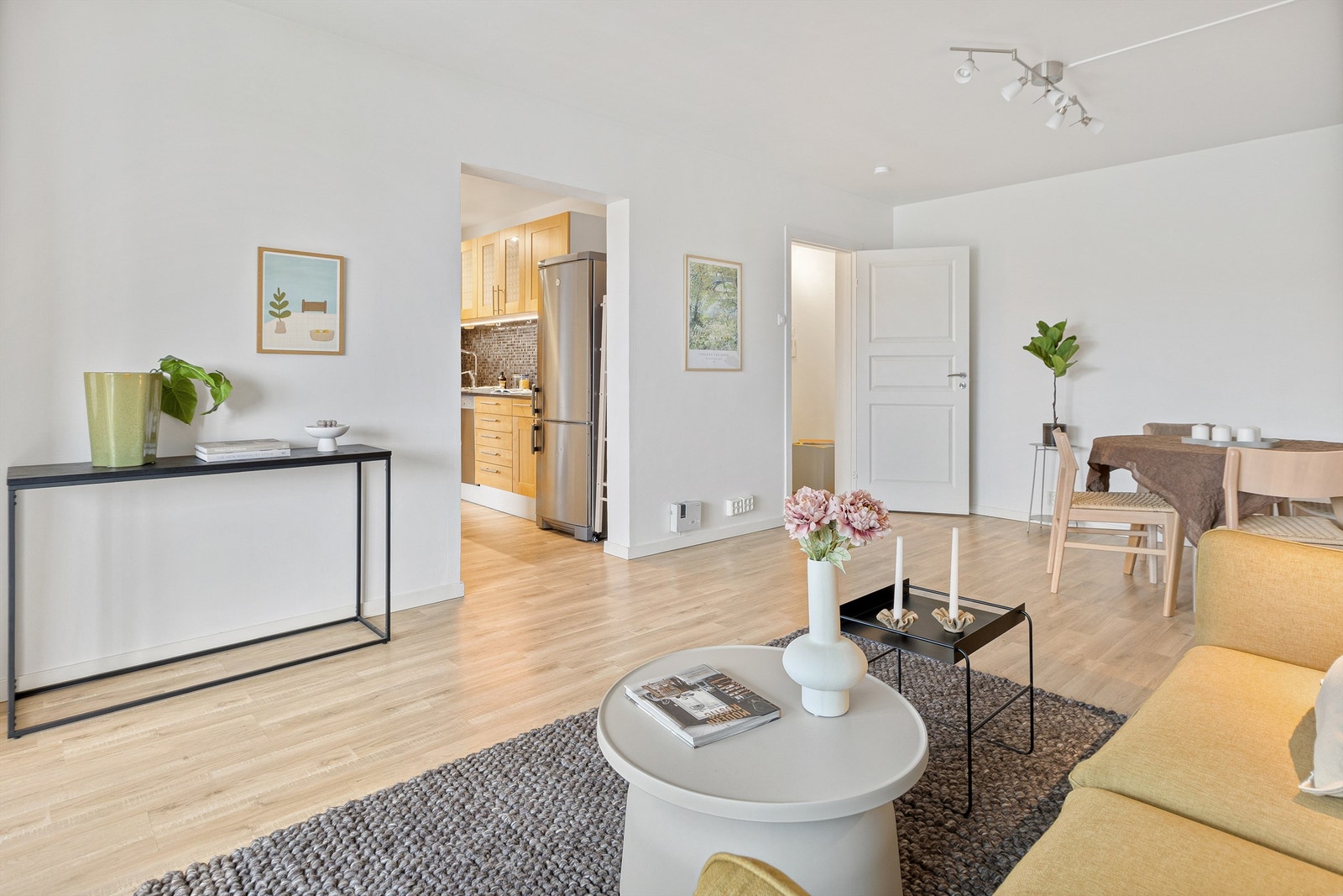 Delvis åpen kjøkkenløsning mot stue. Galleribilde