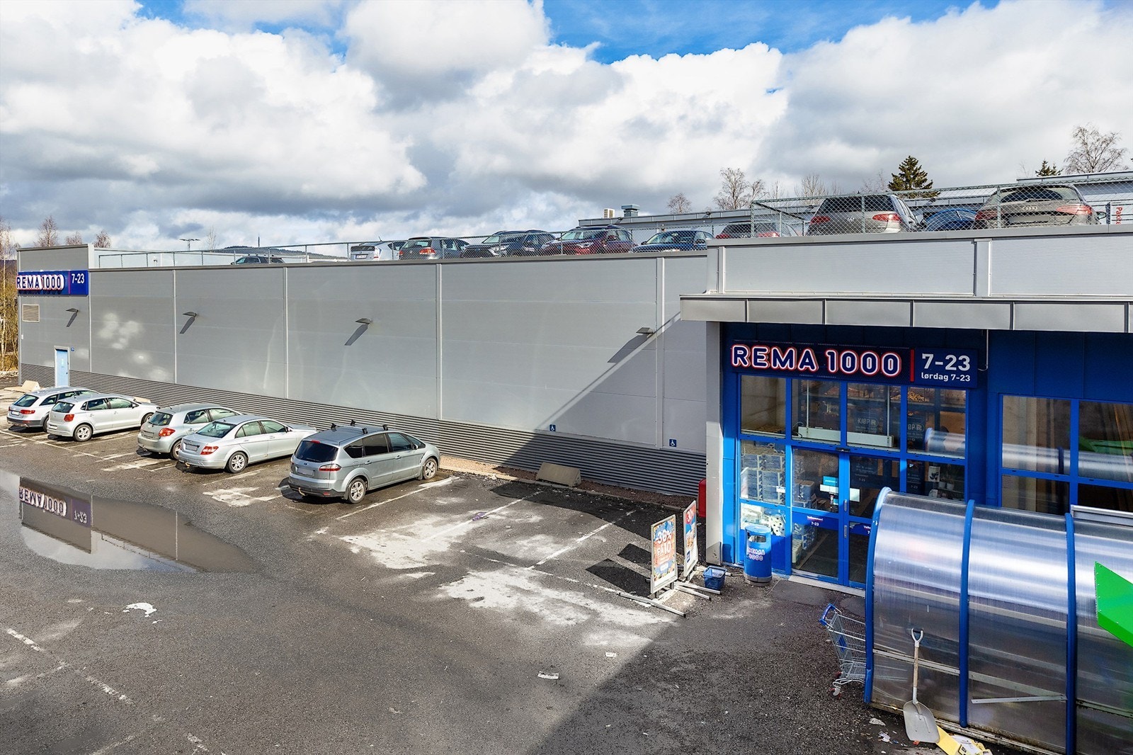 Dagligvarehandelen kan gjøres ved bl.a. Rema 1000, Kiwi og søndagsåpen Joker. Galleribilde