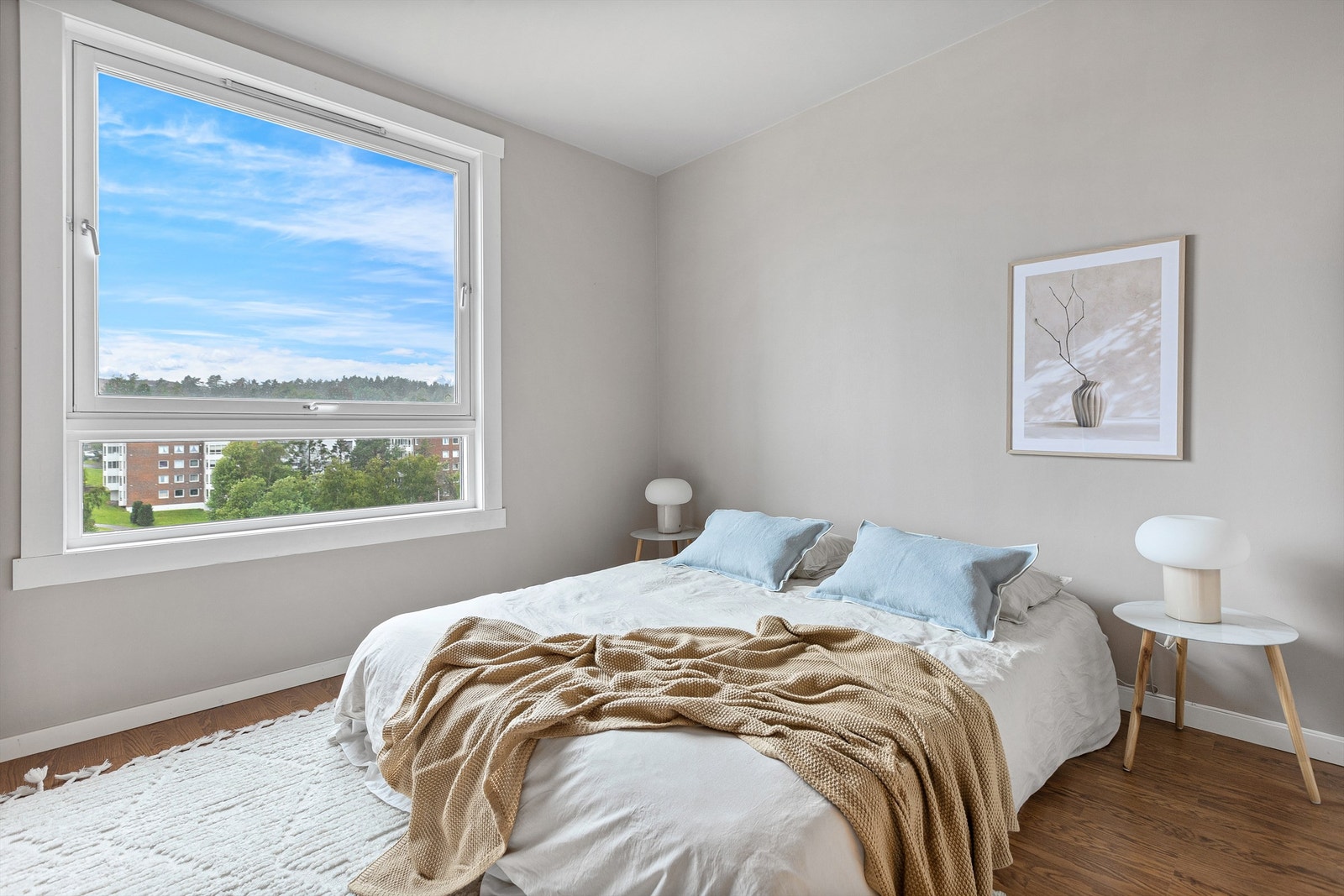 Soverommet er lyst og romslig med god plass til dobbeltseng og tilhørende møblement. Galleribilde