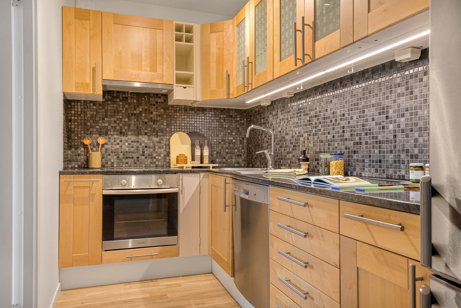 Integrert stekeovn og nedsenket platetopp. Ventilator i overskap med kullfilter. Galleribilde