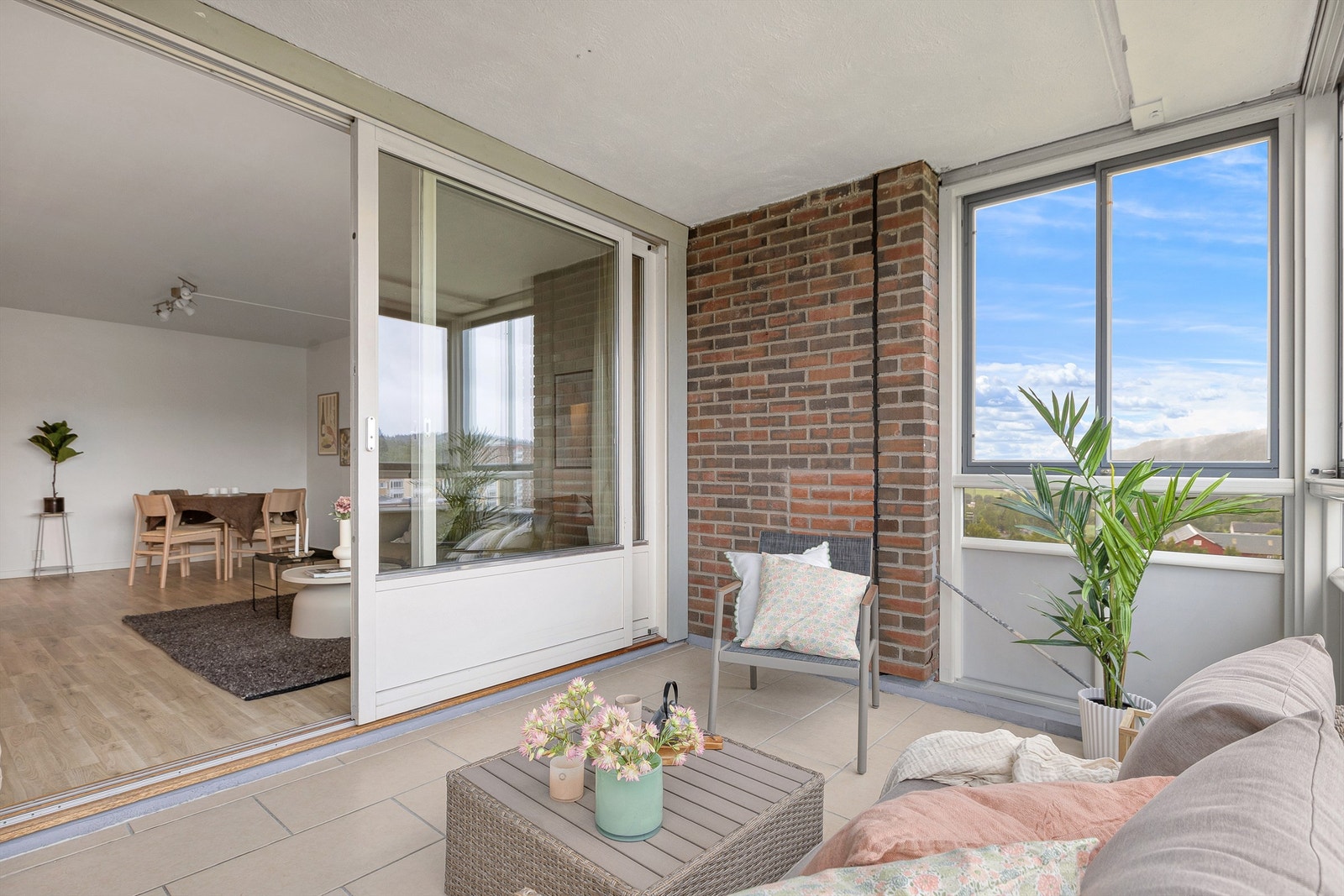 Utgang fra stue til en vest-vendt innglasset balkong på 10 m². Galleribilde