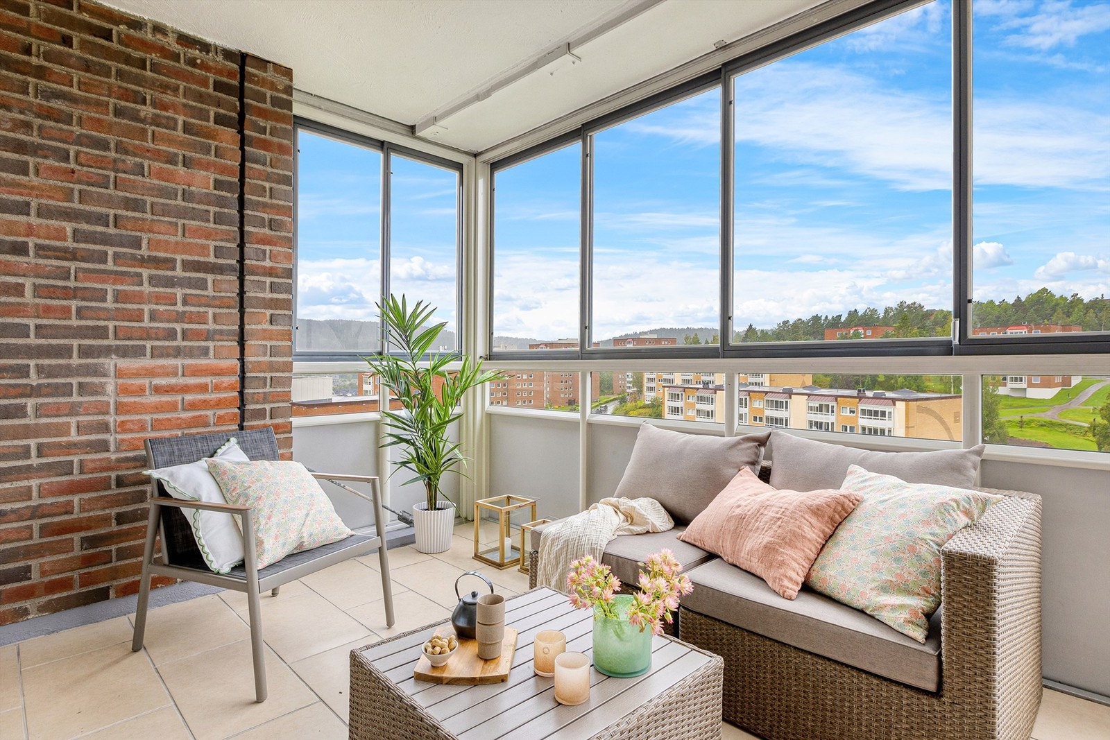 Vest-vendt balkong med store vindusflater. Galleribilde