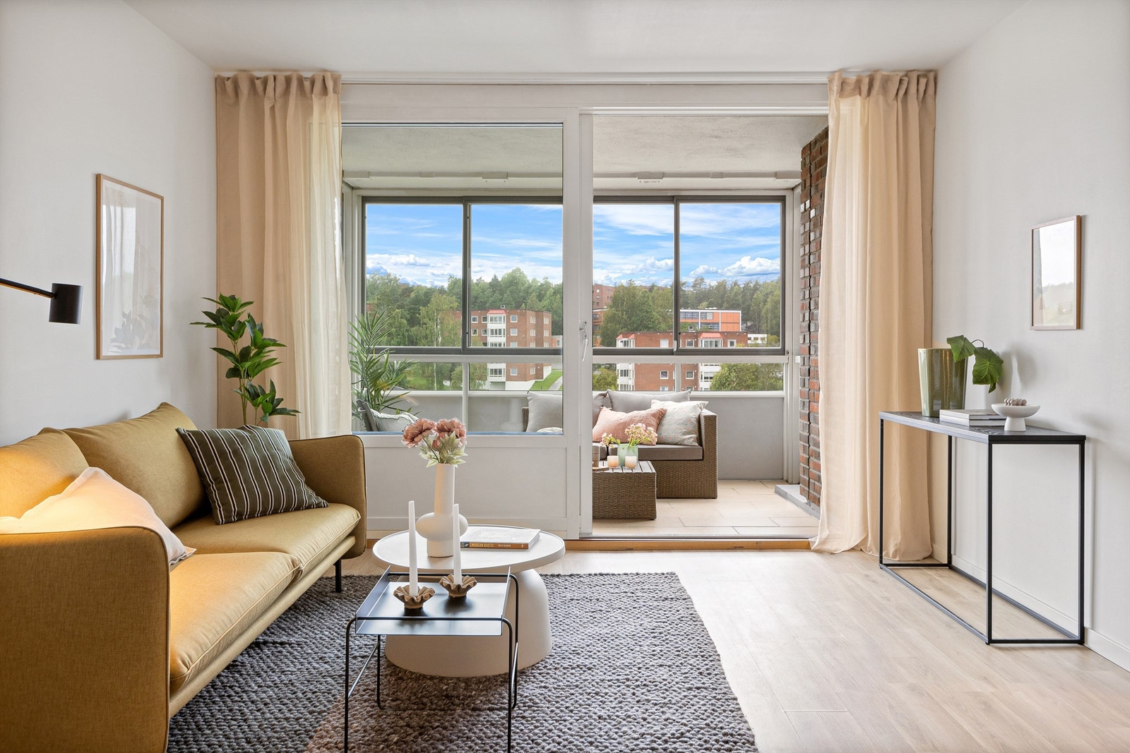 Store vindusflater slipper inn rikelig med lys som skaper en lys og luftig atmosfære noe som er gjennomgående i leiligheten. Galleribilde