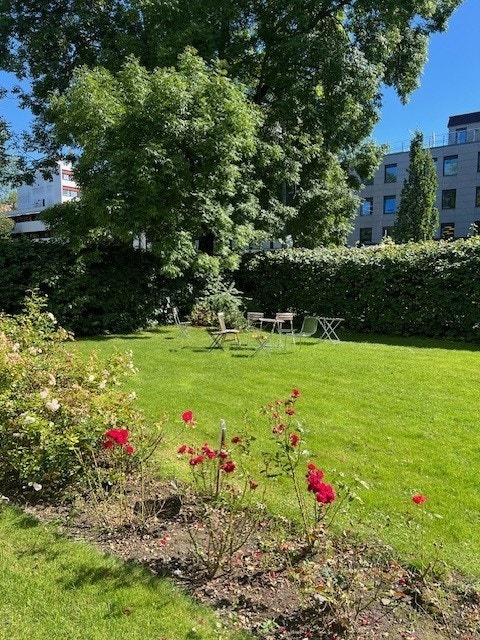 Sameiet har en pen opparbeidet plen med diverse utemøbler, hekk og prydbusker. (bilde: privat) Galleribilde