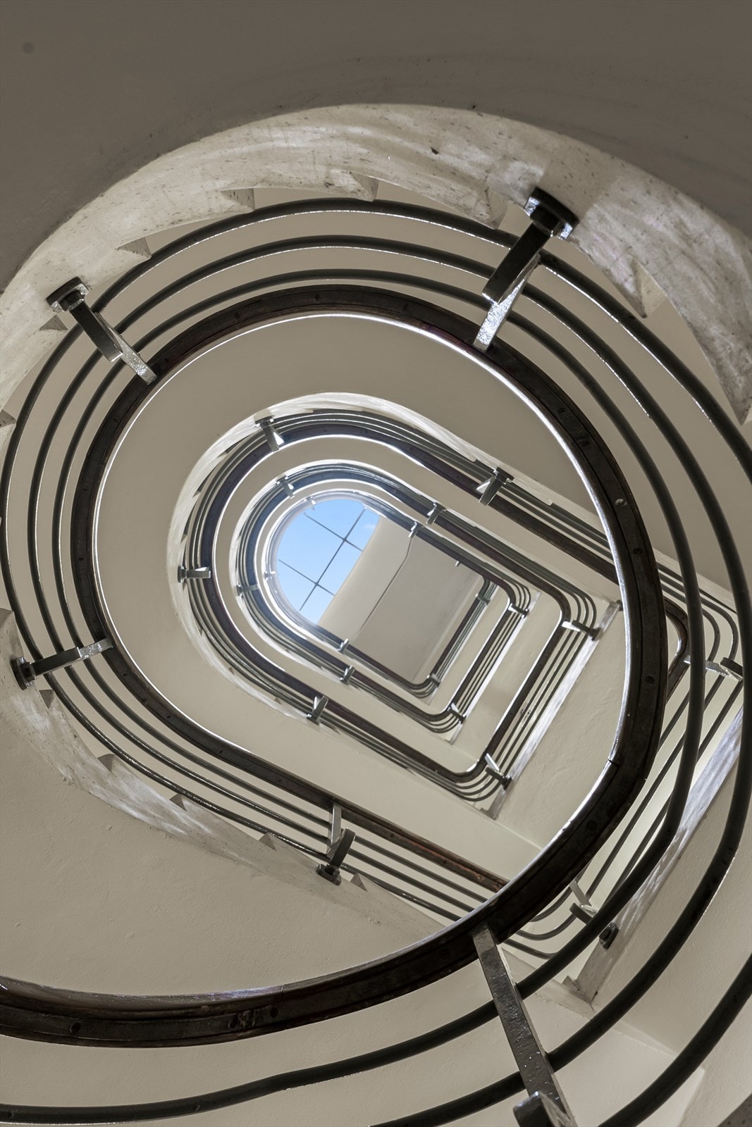 Nydelig trappeløp opp igjennom oppgangen med glass i taket Galleribilde